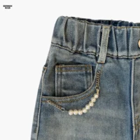 جزئیات جیب و تزیین مروارید شلوار جین دخترانه آبی روشن