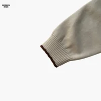 نمای نزدیک استین بافتبچگانه دخترانه
