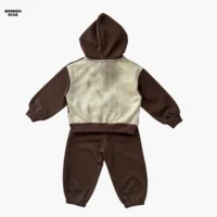 نمای پشت سویشرت پسرانه پاییزه با دوخت تمیز و یقه گرد