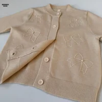 نمای کامل ژاکت بافت کرم دخترانه از مجموعه جدید پاییزه برکه کیدز