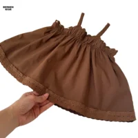 نمای روبرو تاپ کتان دخترانه وارداتی رنگ قهوه‌ای با یقه چین‌دار رنگ قهوه ای