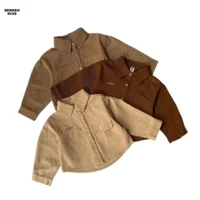 استایل اسپرت و کژوال پسرانه با پیراهن کتان دکمه باز روی تیشرت