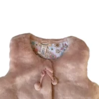 استایل شیک پاییزه کودک با ژیله خز صورتی