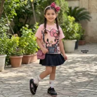 مدل استایل کردن تیشرت شخصیت دار دخترانه کیتی با دامن