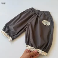 شلوار کوتاه دخترانه مدل برمودا با پچ عروسکی و لبه‌های چین‌دار