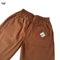 نمای پشت شلوارک کتان بیرونی پسرانه با دوخت صنعتی و تن‌خور راسته