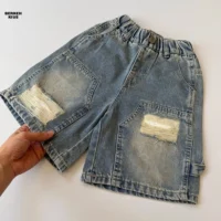 جزئیات دقیق زاپ و جیب روی شلوارک جین بچه‌گانه باکیفیت بالا