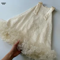 لباس شب و لباس عروس کودکانه با رنگ ملایم کرم مناسب ست کردن با انواع اکسسوری مو