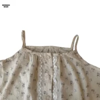 جزئیات دوخت و پارچه حریر طرح‌دار در تاپ بچگانه وارداتی باکیفیت