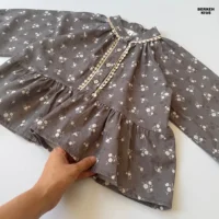 شومیز وارداتی دخترانه رنگ طوسی دودی با چین‌های ملایم پایین‌تنه
