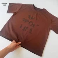نمای پشت تیشرت آستین کوتاه پسرانه رنگ عنابی با نوشته انگلیسی و یقه گرد راحت