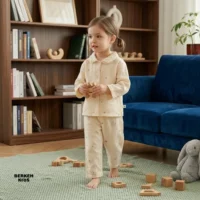 عکس مدل کودک با لباس خواب دخترانه بچه گانه نخی راحت هنگام بازی در خانه