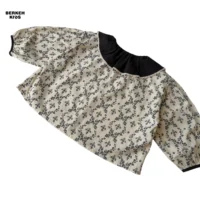نمای پشت شومیز گلدار دخترانه نشان‌دهنده یقه برگردان بزرگ و چین‌های ظریف آستین
