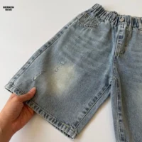 شلوارک بچه گانه جین آبی روشن با دکمه نما و طراحی کلاسیک