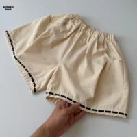 شورتک کتان کوتاه دخترانه دارای کمر کشی راحت و نواردوزی پایین لباس