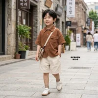استایل شیک پسرانه با پیراهن اسپرت قهوه‌ای ست شده با شلوارک روشن
