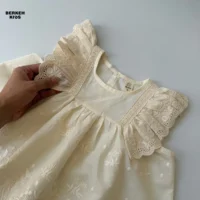 نمای نزدیک از بافت پارچه خامه‌دوزی خنک در ست تابستانی دخترانه