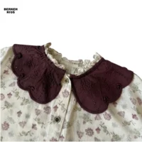 تصویر یقه گلدوزی شده زرشکی رنگ روی بلوز روشن دخترانه