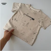 لباس تابستانی پسرانه یک تا پنج سال طرح پاشش رنگ و تایپوگرافی رنگ نسکافه ای