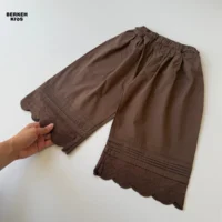 شلوارک کتان کاغذی برمودا دخترانه رنگ قهوه ای با لبه‌های کارشده با گیپور