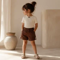 استایل تابستانی خردسال با شورتک دخترانه بچگانه کتان کاغذی رنگ قهوه ای