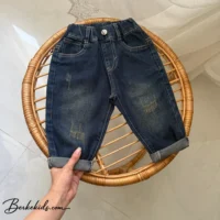 نحوه قرارگیری شلوار مام استایل بچگانه وارداتی روی صندلی حصیری دکوراتیو