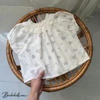 شومیز گل گلی دخترانه بچه گانه با زمینه روشن و طرح گلهای آبی
