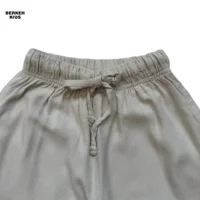 شلوار پارچه ای دخترانه نوجوان با استایل کژوال مناسب گشت و گذار در طبیعت