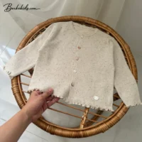 لباس گرم کودک پاییزه شیک پهن شده روی میز