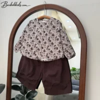 ست شومیز و شلوار دخترانه بچگانه با شومیز کرم گلدار و شلوار موکا